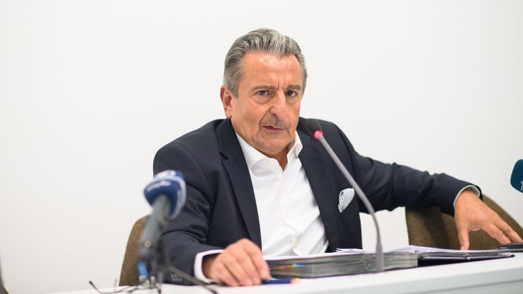 In dieser Pressekonferenz Ende August stützt sich Landtagspräsident Gunnar Schellenberger auf das Renommee eines Mittelsmannes.
