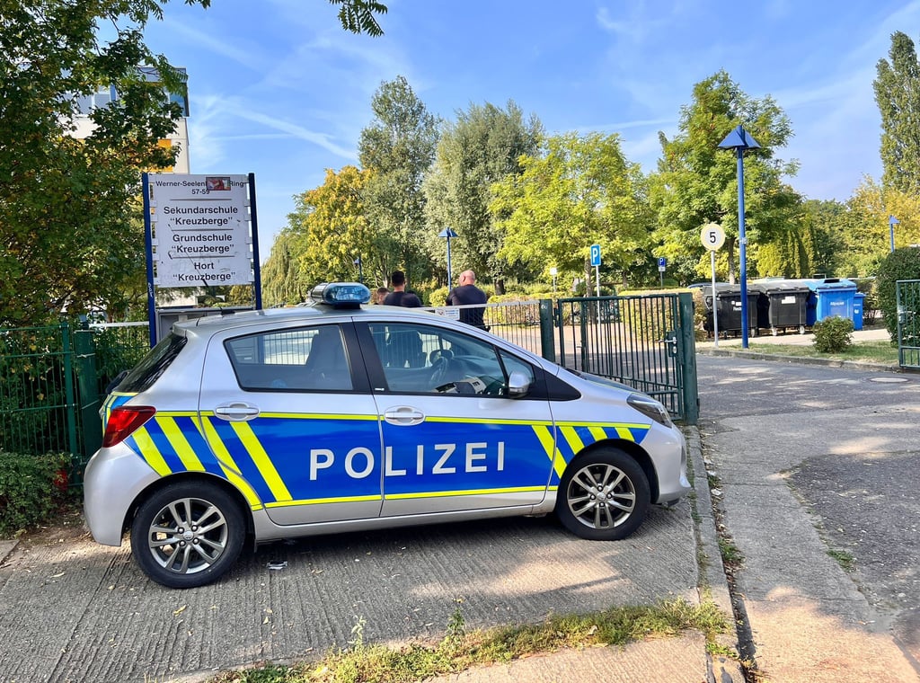 Nach der Attacke steht ein Polizeiwagen vor der Kreuzbergschule in Dessau.