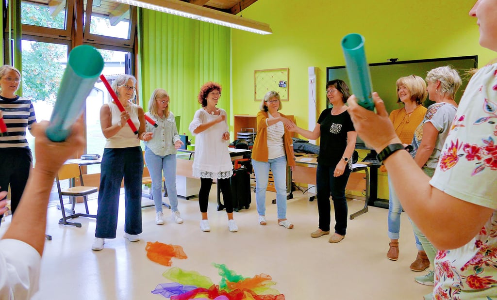 13 Grundschullehrerinnen und ein Lehrer aus dem Jessener Land lernen in Elster, wie sie musische Themen in ihren Unterricht integrieren können.