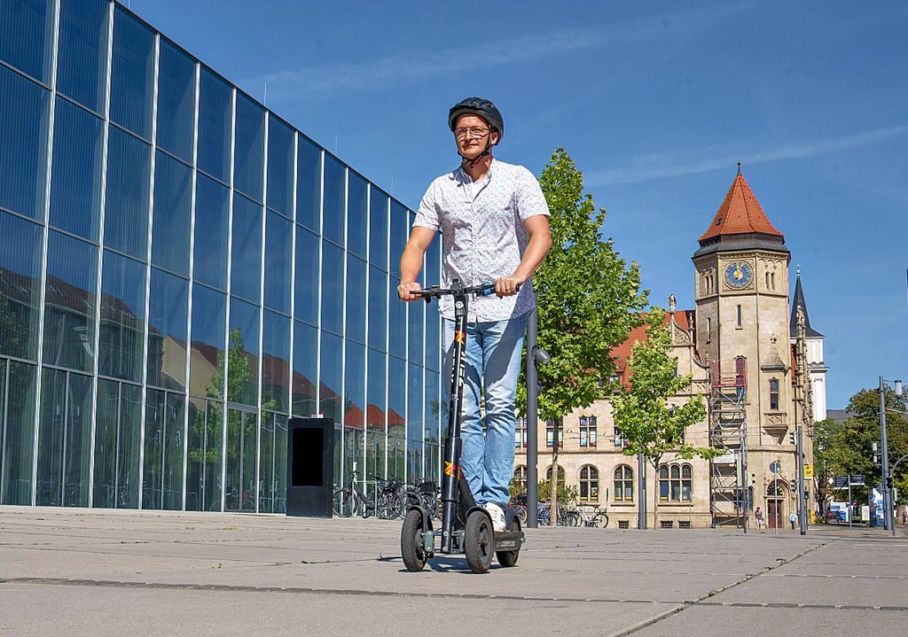 Elegant ist anders: Auf dem Roller sieht man leicht aus wie ein kleiner Schuljunge.