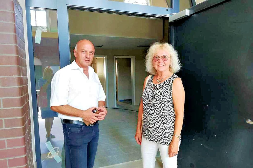 Jörg Meinecke führte am Sonntag durch den Zeitzer Bahnhof und öffnete die Tür zur Imbiss-Baustelle. Christine Strüpling war interessiert.