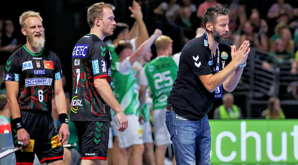 Auch das Beten von SCM-Trainer Bennet Wiegert half nichts. Während seine Jungs, hier Matthias Musche (l.) und Felix Claar, enttäuscht die Niederlage hinnehmen mussten, konnten die Füchse jubeln.