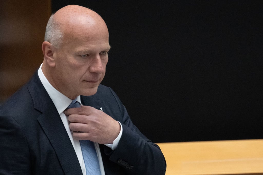 Kai Wegner geht während einer Plenarsitzung des Berliner Abgeordnetenhaus durch den Saal.