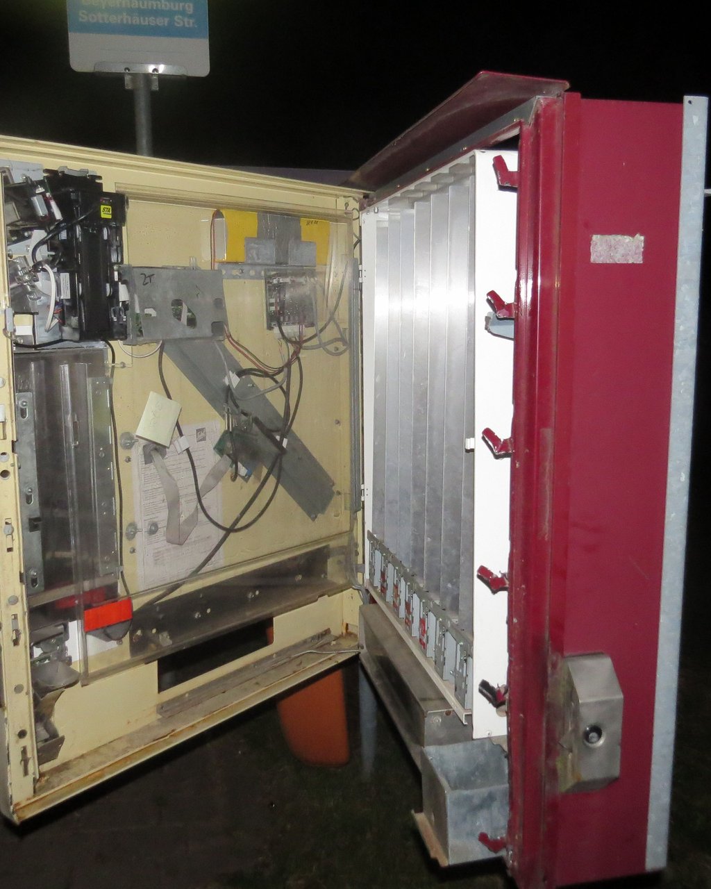 Der von den Tätern aufgeflexte und ausgeräumte Zigarettenautomat in Beyernaumburg.