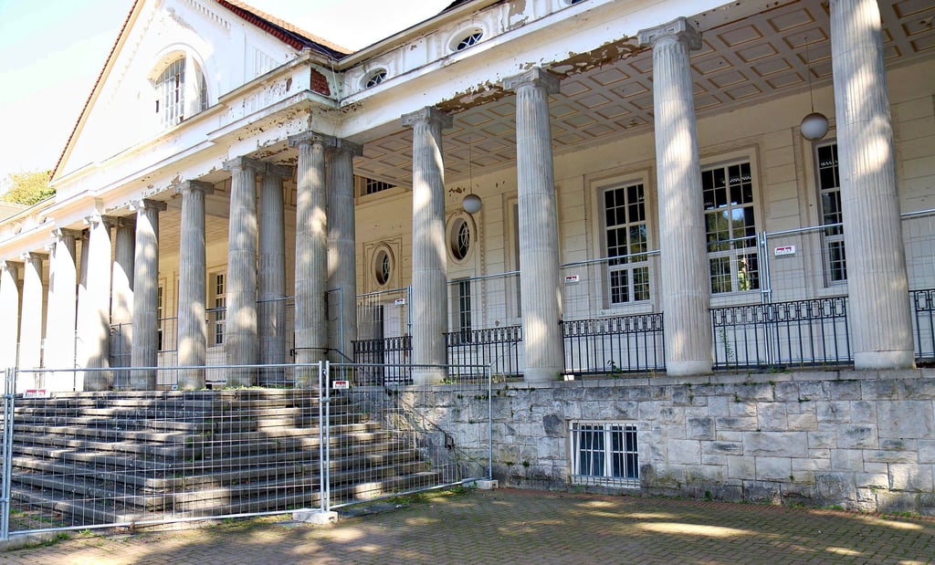 Das Kurmittelhaus in Bad Kösen: Die Fassade bröckelt, die Säulenhalle ist wegen Einsturzgefahr nicht begehbar und gesperrt.