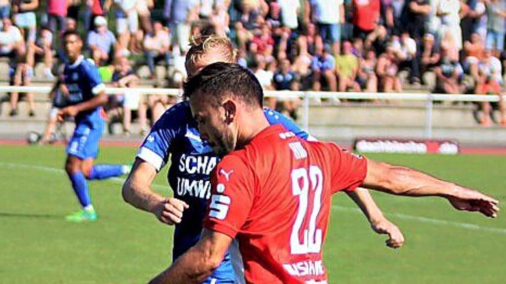 Nico Hug bereitet in Sangerhausen das 3:0 durch Dominic Baumann vor.
