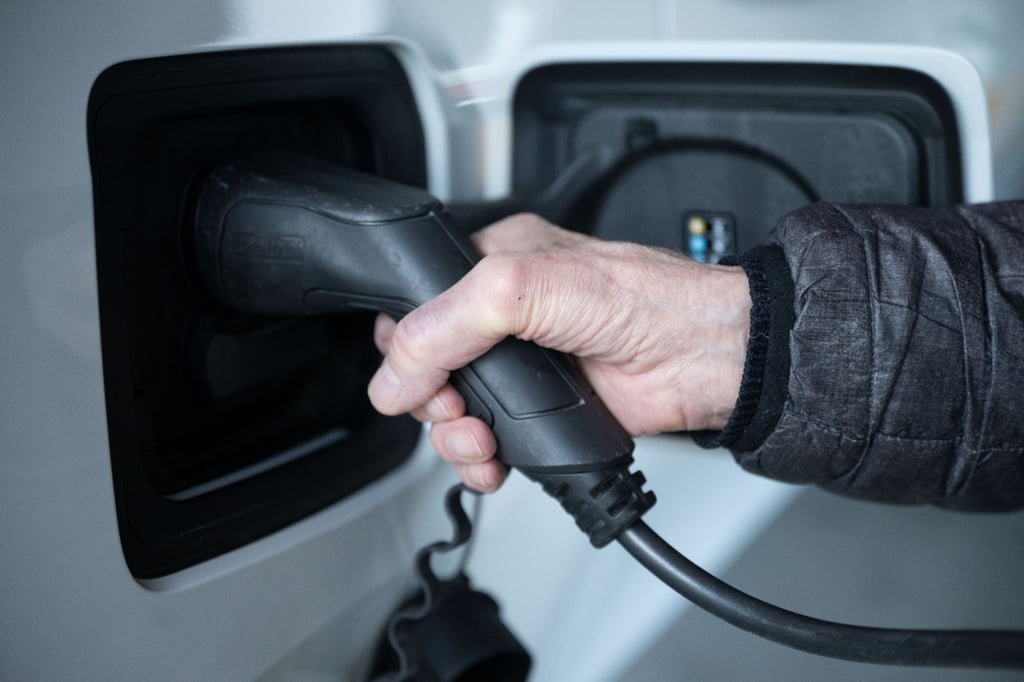 Ein E-Auto wird geladen.