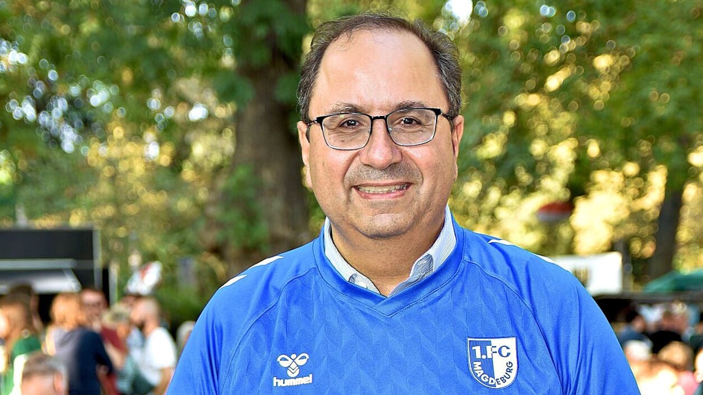 Keyvan Esfarjani, Vize-Präsident und Vorstand bei Intel, kam im Trikot des 1. FC Magdeburg zum Talk nach Magdeburg-Ottersleben.