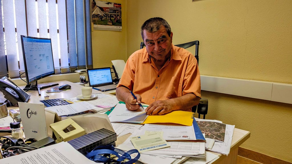 Bürgermeister Torsten Seelig unterschreibt Dokumente für den Glasfaserausbau der Stadt Kemberg.