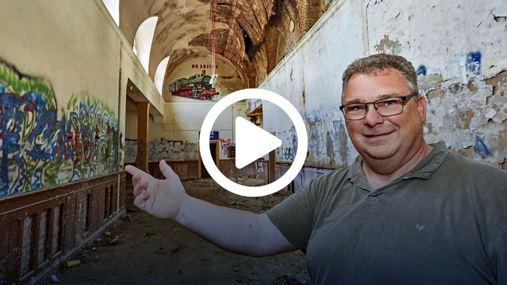 Bürgermeister Michael Kruse will den Güstener Bahnhof wiederbeleben. Er selbst ist in dem Gebäude praktisch aufgewachsen und erinnert sich noch genau daran, wie es hier vor mehr als 30 Jahren ausgesehen hat.