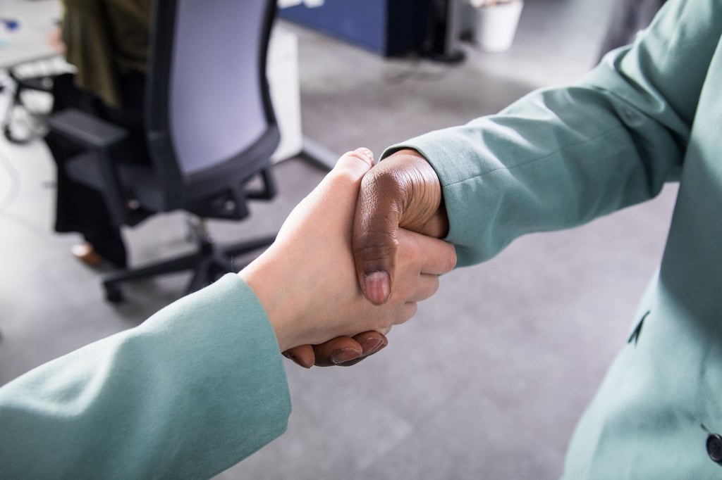 Besser nichts überstürzen: Wer schon vor dem offiziellen Ende seines bisherigen Arbeitsverhältnisses in einen neuen Job starten will, sollte klare Absprachen mit dem Arbeitgeber treffen.