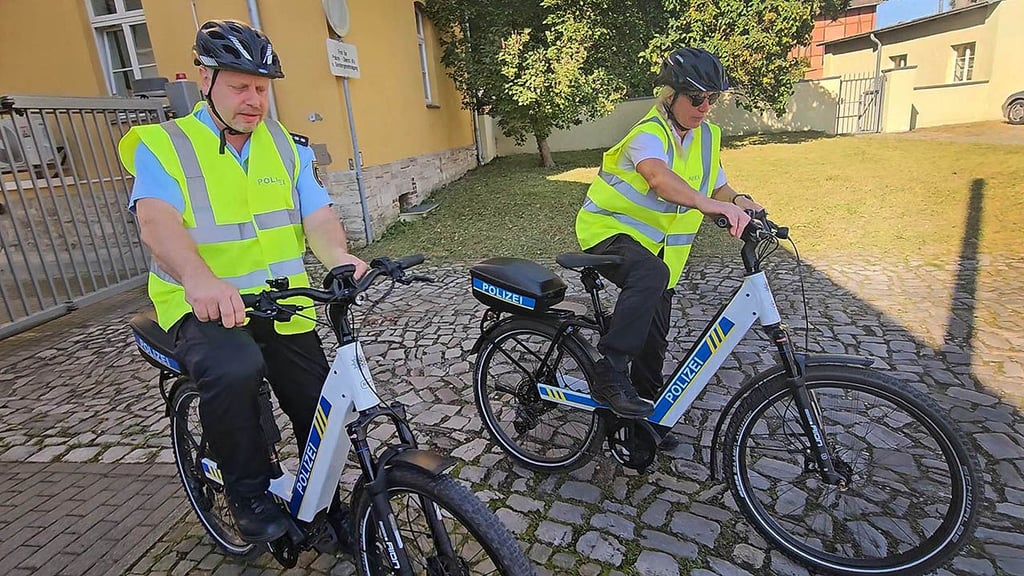 Neue Polizeifahrräder im Salzlandkreis: Marco Kopitz und Daniela Fohrer machen sich auf den Weg.