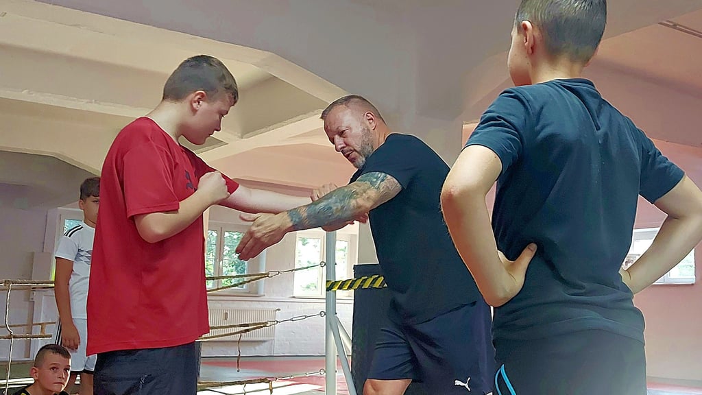 Andreas Düresch (Mitte) lehrt im Ascherslebener Gesundheitszentrum Selbstverteidigung.