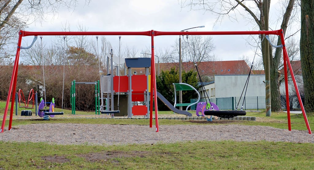 Diese drei Schaukeln wurden vom Spielplatz Kalkstraße in Staßfurt entwendet.