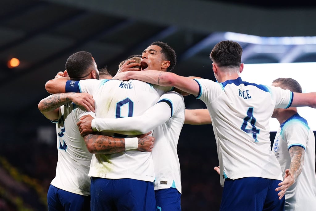 Harry Kane (M) aus England feiert mit seinen Teamkollegen den dritten Treffer seiner Mannschaft.