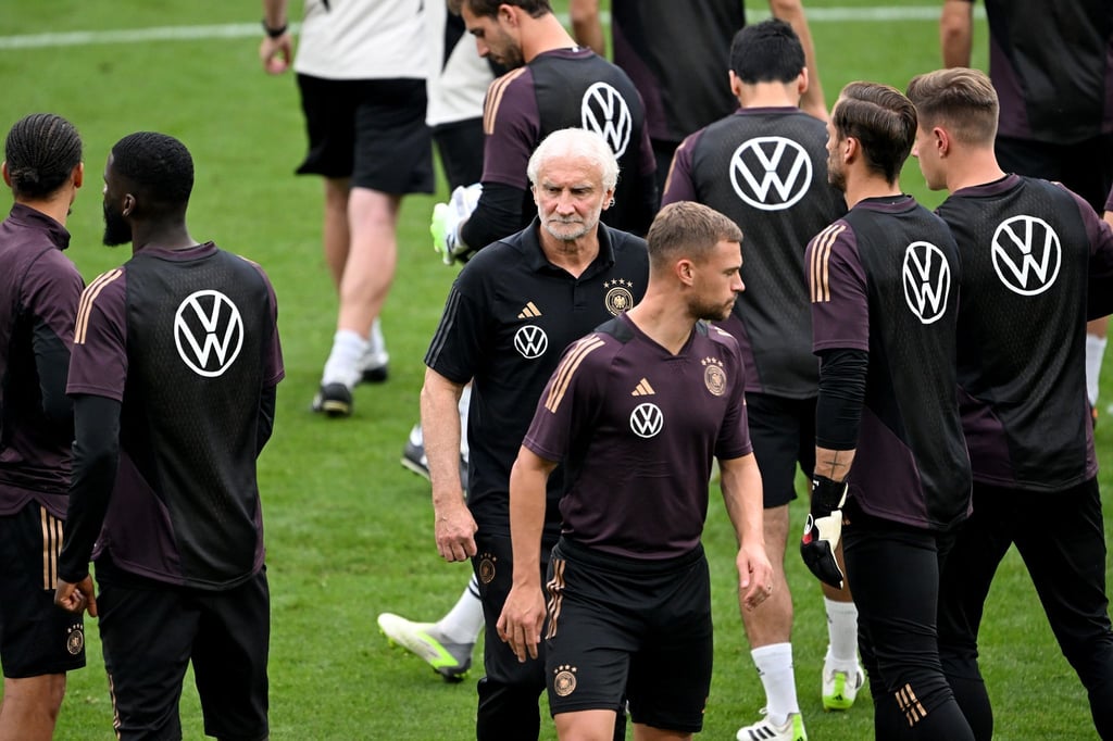 Rudi Völler (M) schließt den Job als Teamchef bis zur Heim-EM für sich aus.