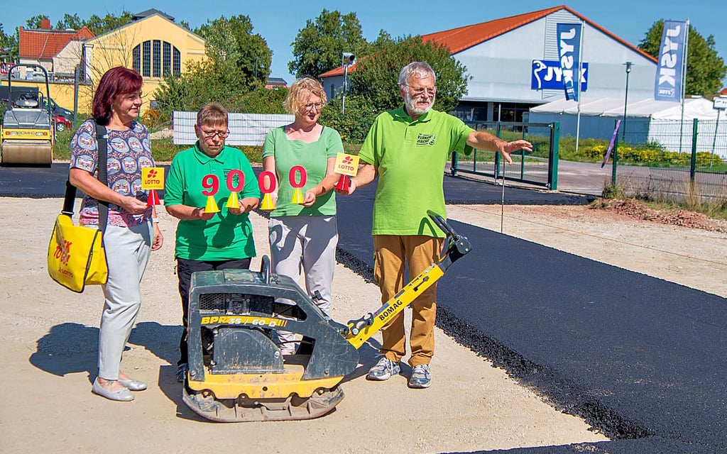 Der neue Verkehrsparcours wird eingeweiht und hier schon einmal besichtigt: Johanna Grude (l.) von Lotto-Toto hier im Gespräch mit Monika Becher (v.l.), Jana Kaulbarsch und Hans-Martin Ilse von der Verkehrswacht.