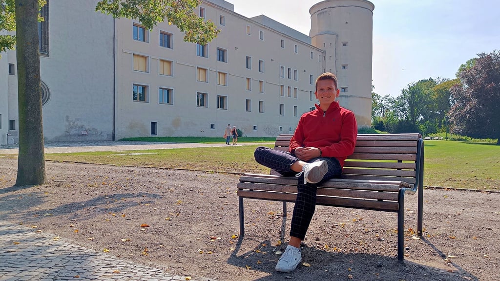 Darius Göttert, Mitbegründer von Spreadly, vor der Wittenberger Schlosskirche.