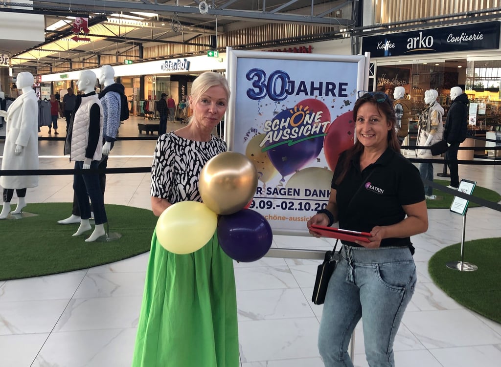 Centermanagerin Claudia Theilig (l.) bespricht mit Dekorateurin Katrin Geppert aus Eisenberg bereits jetzt die Geburtstags-Dekoration für die Mall.