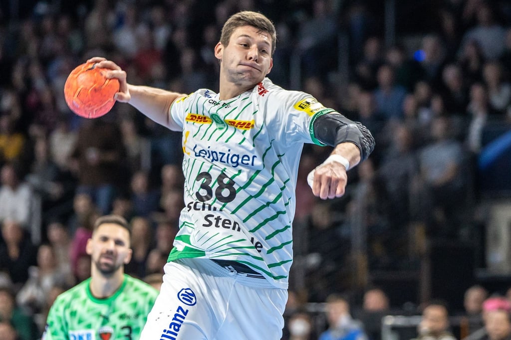 Mika Laurin Sajenev vom SC DHfK Leipzig wirft den Ball auf das Tor.
