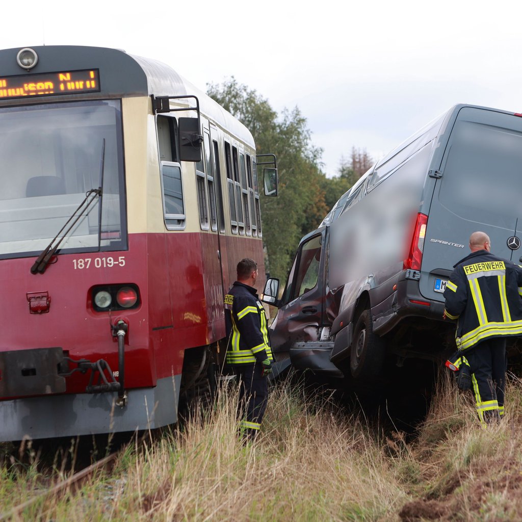 Mit einem Wagen der Harzer Schmalspurbahnen (HSB) ist ein Mercedes-Sprinter-Transporter im Harz-Ort Benneckenstein an einem unbeschrankten Bahnübergang kollidiert. Foto: