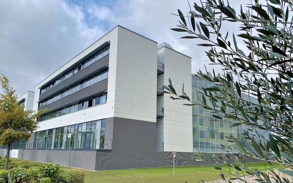 Dieser Neubau des Magdeburger Fraunhofer-Instituts IFF wird mit geladenen Gästen bei einer Feier eröffnet. Die Räume werden von verschiedenen Bereichen des wissenschaftlichen Instituts genutzt.