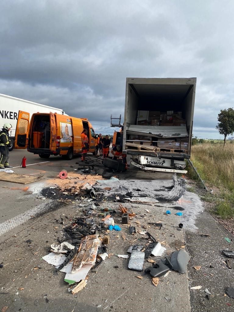 Lasterunfall Auf Der Autobahn Im Burgenlandkreis: Lkw-Fahrer Bei Crash ...