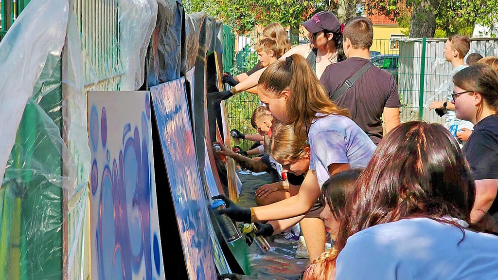 Im Graffiti-Workshop können die Schüler ihre kreative Seite ausleben. Graffitikünstler aus Berlin geben Impulse.