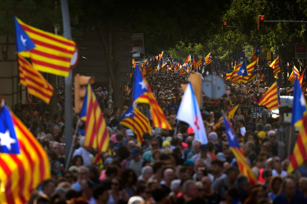 Mit Unabhängigkeitsflaggen fordern Menschen in Barcelona die Abspaltung Kataloniens von Spanien.