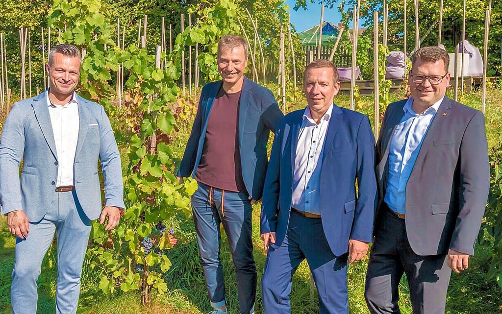 Arbeitsberatung der Landräte auf dem Jessener Weingut Zwicker. An der Runde haben sich Andy Grabner (Landkreis Anhalt-Bitterfeld), Kai Emanuel (Nordsachsen), Christian Jaschinski (Elbe-Elster) und Christian Tylsch (von links, Wittenberg) beteiligt. Die Beratung dauerte zweieinhalb Stunden.