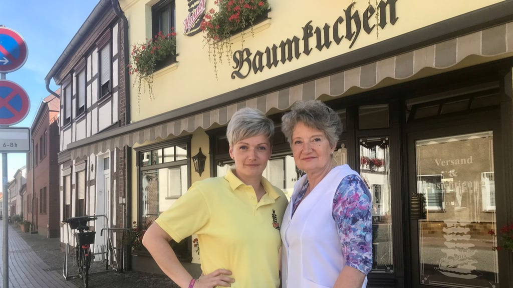 Bettina Hennig (rechts) und Tochter Hanni Timme vor ihrer Baumkuchenbäckerei im Perver von Salzwedel