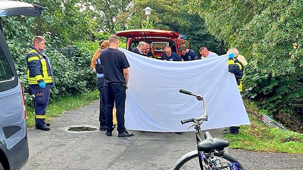 Ermittler am Fundort an der Landwehr in Eisleben