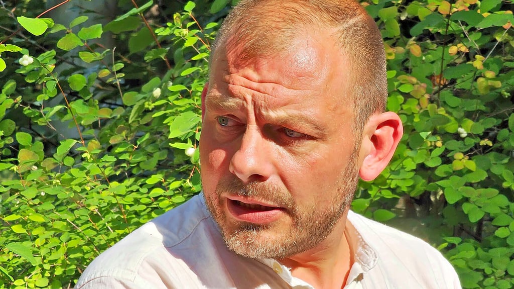 Daniel Ziegler unterrichtet Musik, Geschichte und Ethik. Er hilft, den Lehrermangel wenigstens ein wenig zu lindern.