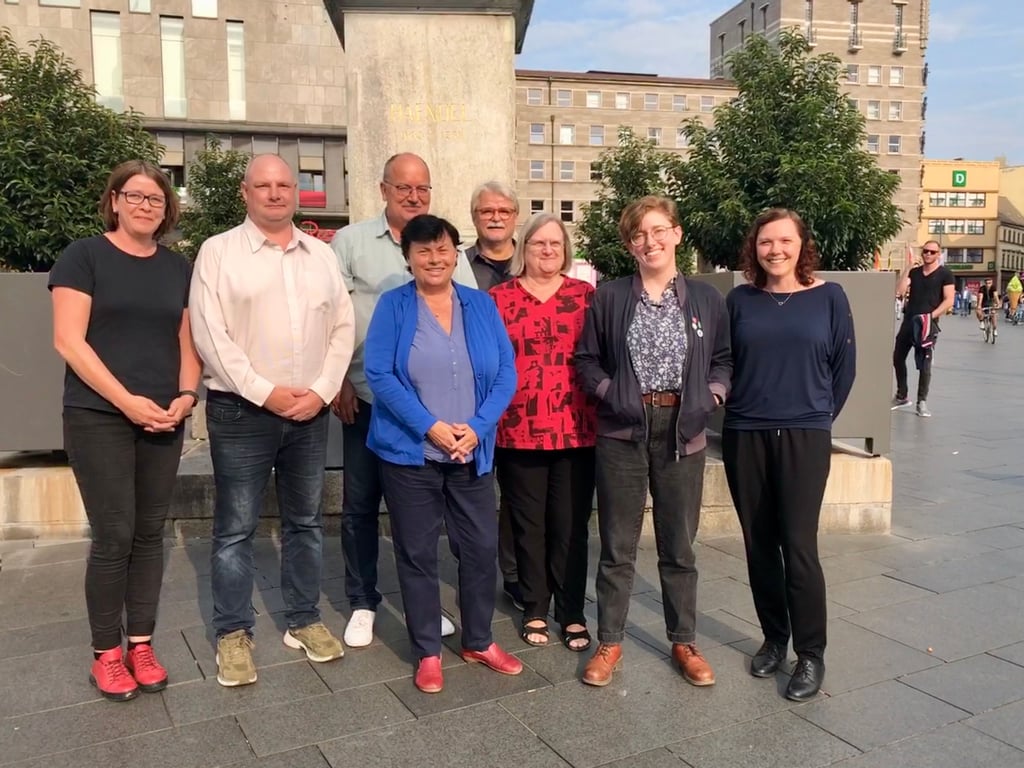 Die Linksfraktion ist mit neun Mitgliedern im halleschen Stadtrat vertreten. In dem Gruppenbild fehlt Elisabeth Nagel.
