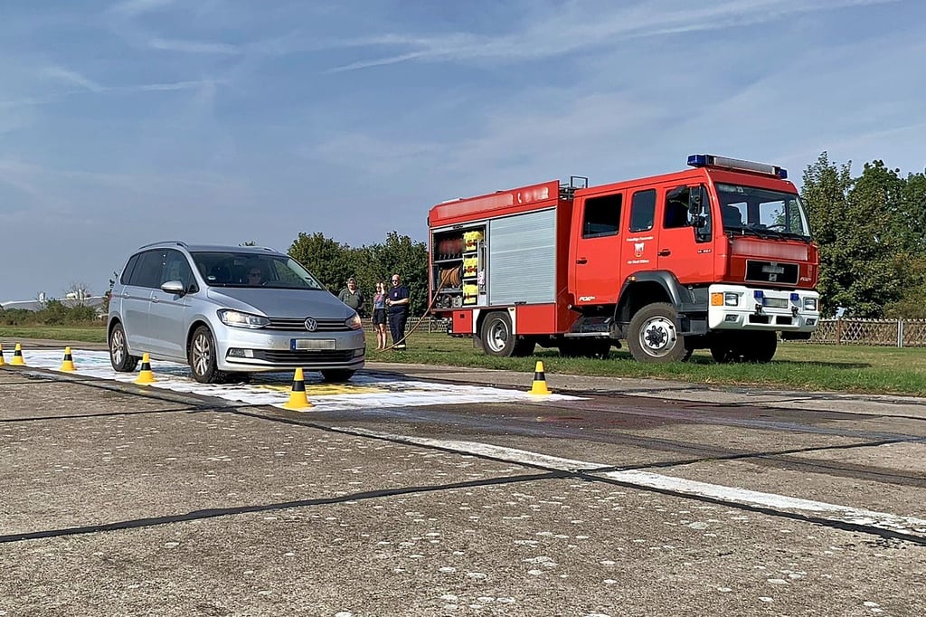 Die 19-jährige Luca bremst scharf auf einer nassen Folie beim Fahrsicherheitstraining auf der Start- und Landebahn des Flugplatzes in Köthen.