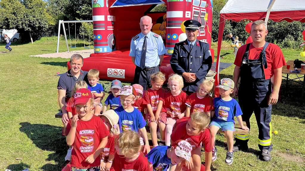 Das sind die jüngsten „Kameraden“ der Freiwilligen Feuerwehr Karow mit ihrem Kinder- und Jugendwart Sven Gansel (von rechts), Wehrleiter Frank Lüdicke sowie Jugendwart Kevin Grytzka.