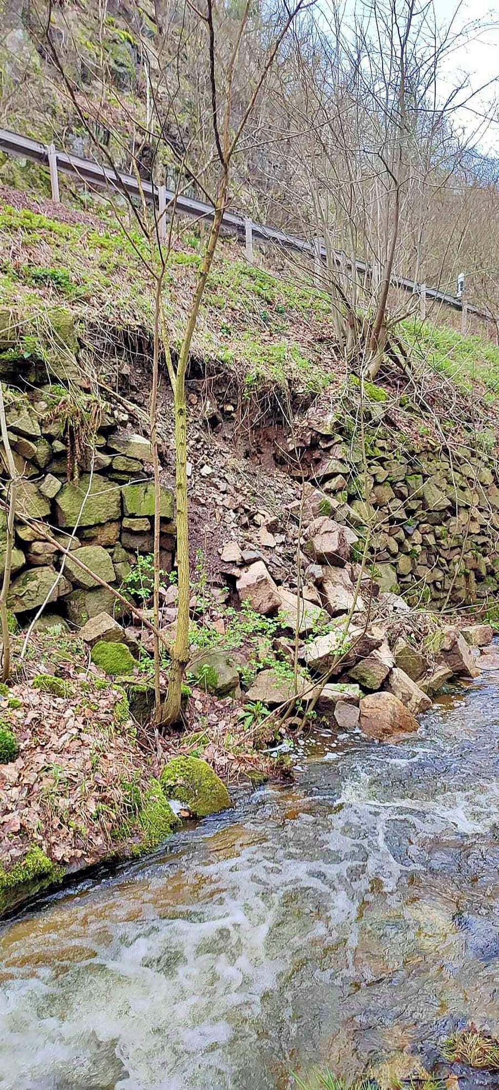 Der Grund für die Sperrung: An der alten Stützwand unterhalb der Landesstraße sind bereits Steine herausgebrochen.