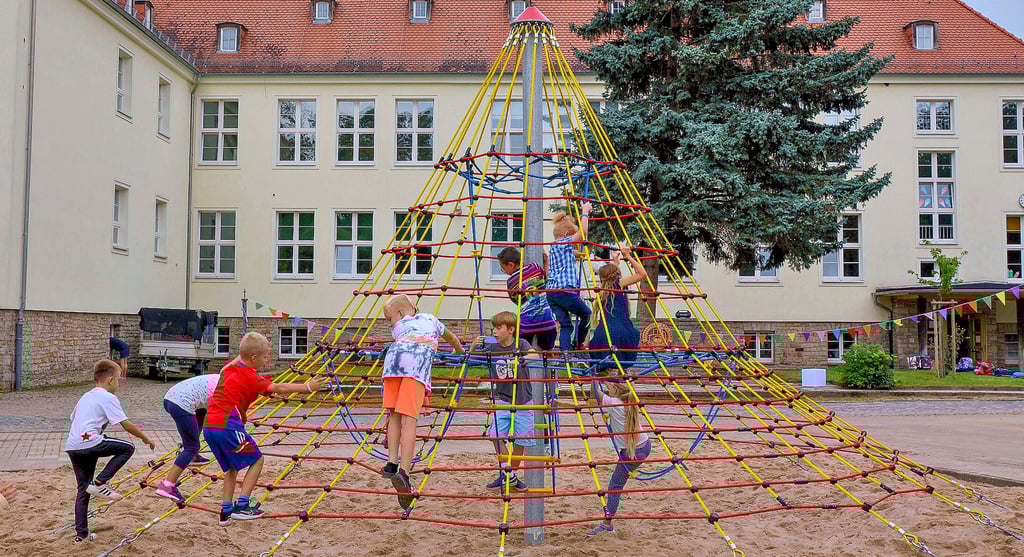 Erst kürzlich hat die Einheitsgemeinde Wanzleben kröftig in die Grundschule „An der Burg“ in Wanzleben investiert. Dabei wurden die Außenanlagen saniert und ein neues Klettergerüst aufgestellt.