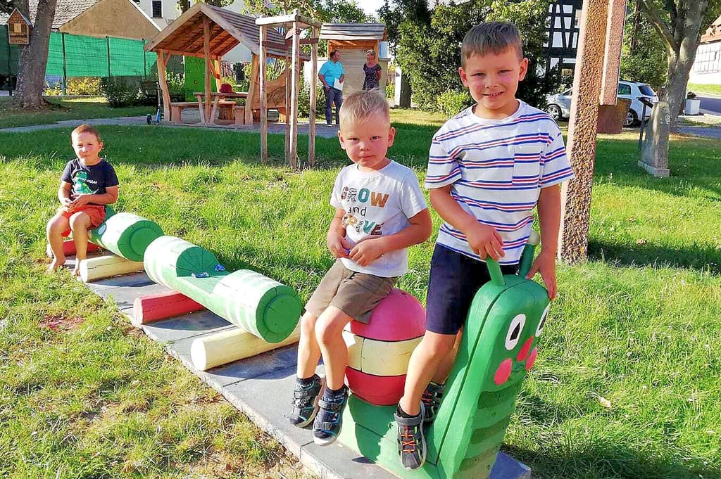 Im kleinen Park von Geußnitz beginnt der neue Sagenweg. Kurt, Willi und Beno sind schon jetzt gern hier und lieben die hölzerne Raupe.