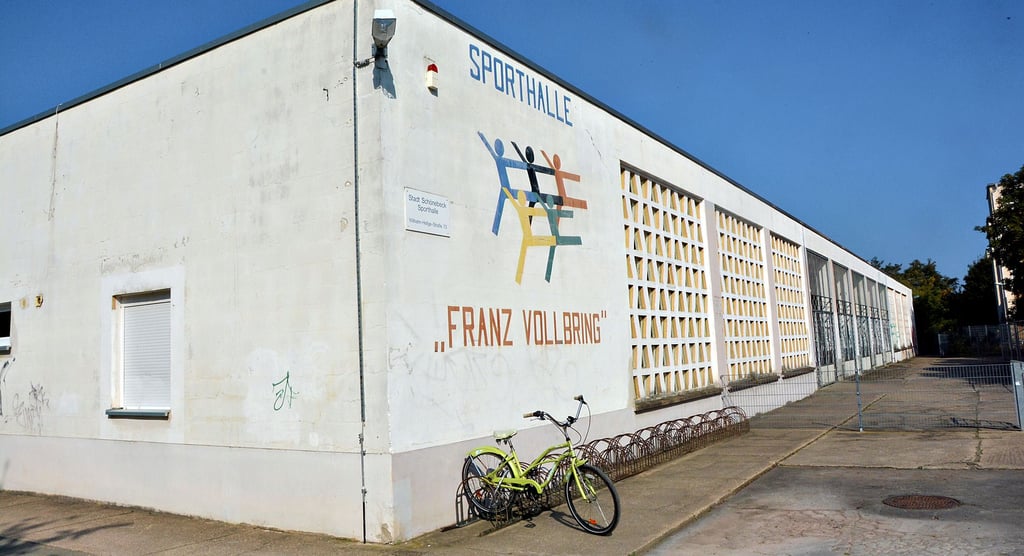Bald Geschichte: Die Franz-Vollbring-Halle in Schönebeck soll abgerissen werden. Grund dafür ist, dass die Stadt eine Förderung für eine neue Halle nur dann erhält, wenn die alte Sportstätte abgerissen wird.