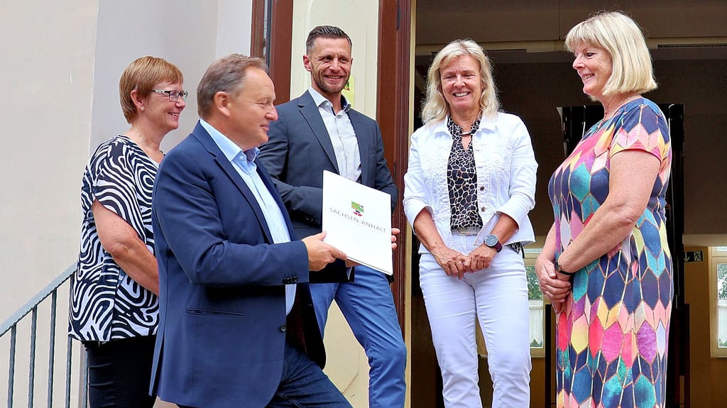 Silke Kahrstedt, Bildungsstaatssekretär Jürgen Böhm, Landtagsmitglied Chris Schulenburg, Schulleiterin Marion Kaluza und Verbandsgemeindebürgermeisterin Steffi Friedebold (von links) bei der Bescheidübergabe.