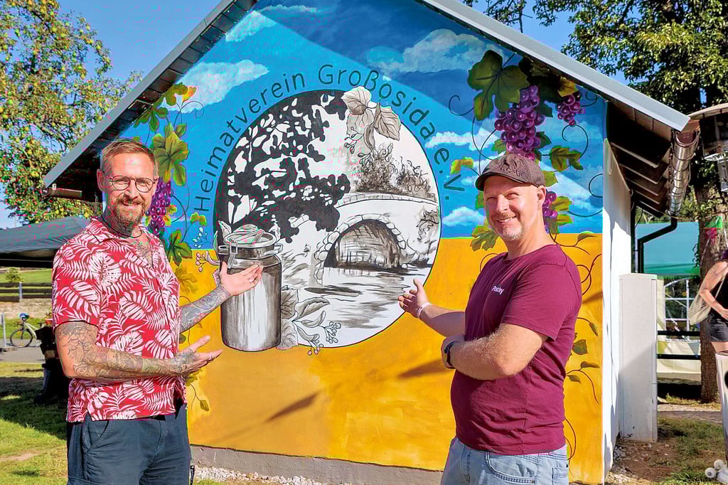 Das Wandbild des Künstlers Ronny Heerde (links) wurde dem Heimatverein Großosida jetzt übergeben. Vereinsvorsitzender ist Markus Pospischil. Die Mitte des Bildes zeigt das Logo des Heimatvereins.