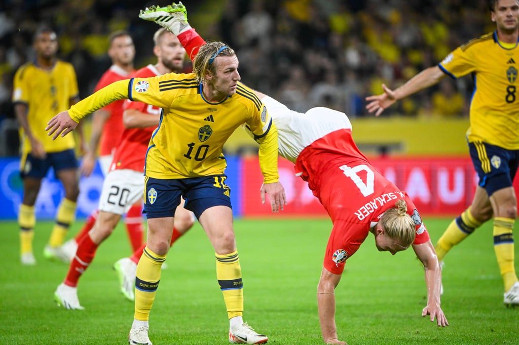 RB-Profis unter sich: Schwedens Emil Forsberg bringt Österreichs Xaver Schlager zu Fall.