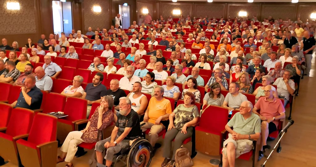 Das Interesse an der Vorstellungsrunde der Kandidatinnen und Kandidaten zur Oberbürgermeisterwahl im Städtischen Kulturhaus ist groß.