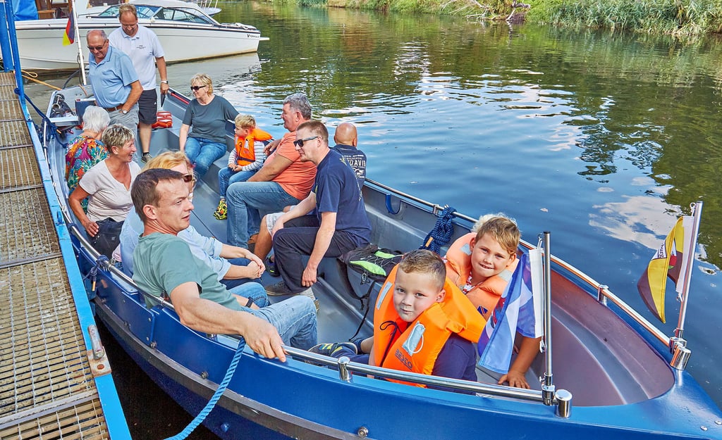 Fahrten auf dem Wasser - wie hier bei einem früheren Fest - werden beim Hafenfest angeboten.