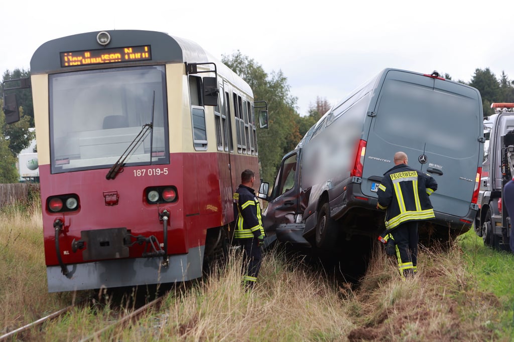 Mit einem Wagen der Harzer Schmalspurbahnen (HSB) ist ein Mercedes-Sprinter-Transporter im Harz-Ort Benneckenstein an einem unbeschrankten Bahnübergang kollidiert. Foto:
