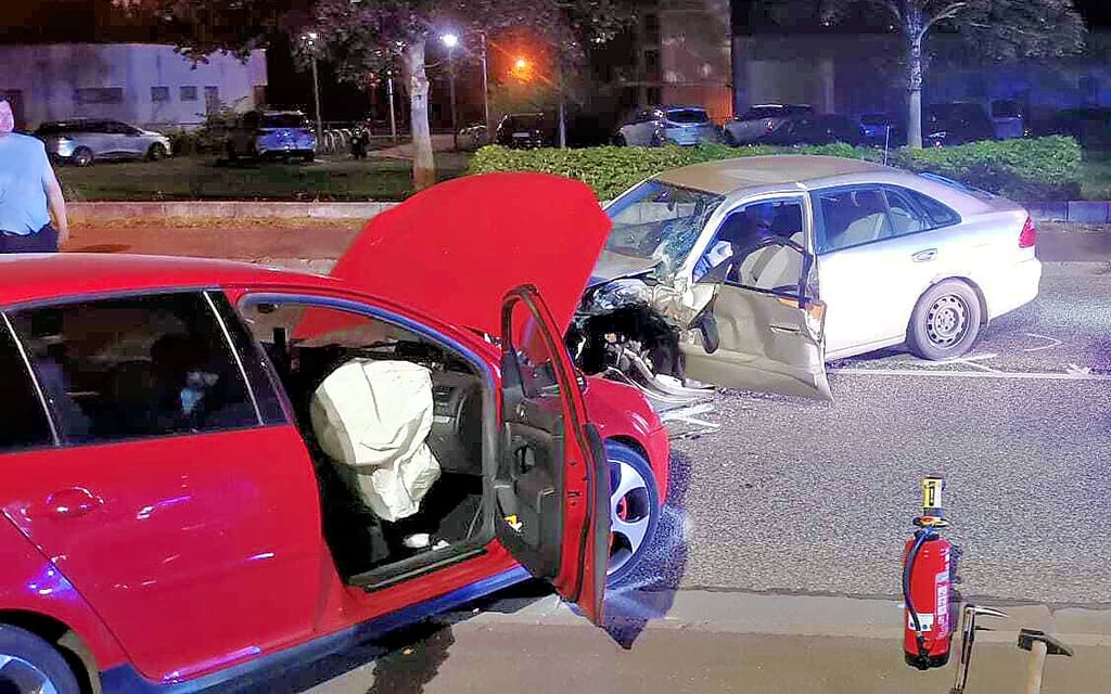 Ein schwerer Unfall mit drei Verletzten hat sich am Dienstagabend auf der Annenstraße in Bernburg ereignet.