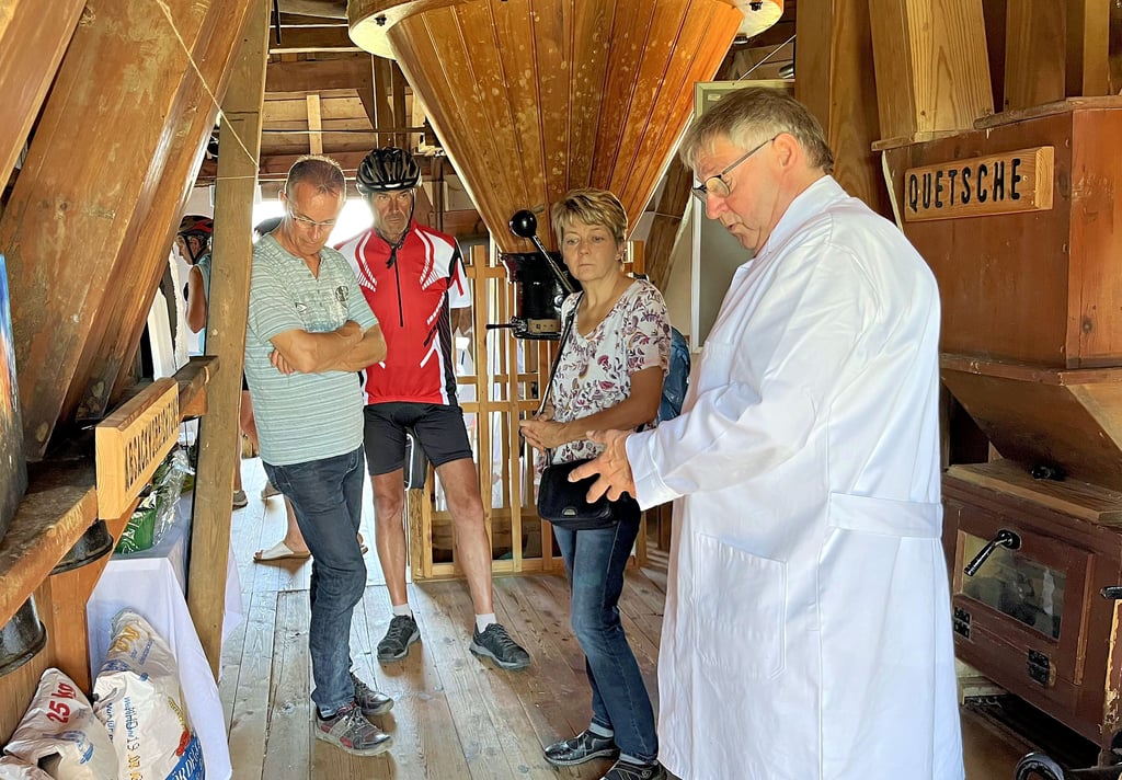 Bäckermeister im Ruhestand Ulrich Rode aus Jerichow führte die Gäste durch alle Etagen der Holländerwindmühle.