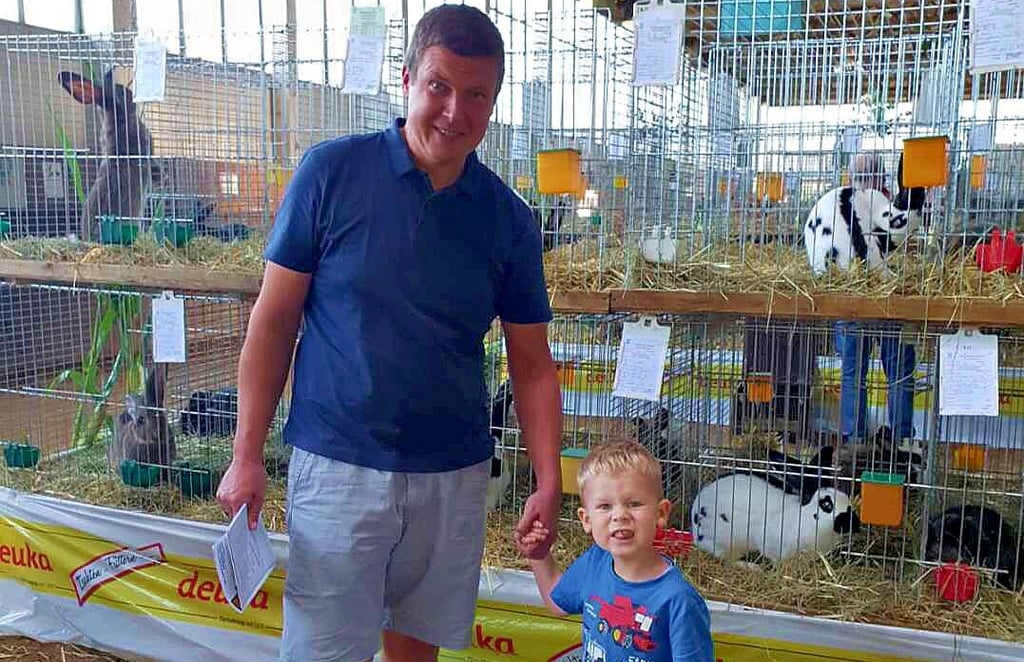 Sebastian Staffe mit Sohn Friedrich beim Aussetzen der Tiere in der Jungtierschau in Kakerbeck.