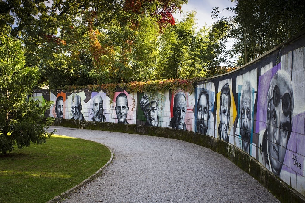 Im Stadtpark erinnern Mauergemälde an prominente Gäste wie Komponist Gustav Mahler, Literat James Joyce, Universalgenie Albert Einstein oder auch Hollywoodstar Kirk Douglas.